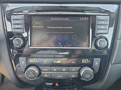 Used 2018 Nissan Rogue SV w/ Premium Package image 17