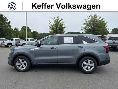 Used 2022 Kia Sorento LX FWD image 2