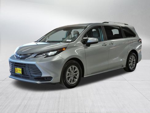 Used 2024 Toyota Sienna LE image 3