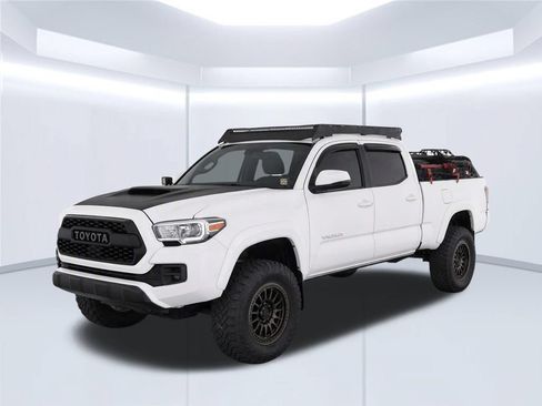 Used 2017 Toyota Tacoma TRD Off-Road AWD/4WD image 2
