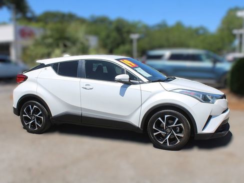 Used 2019 Toyota C-HR XLE FWD image 4