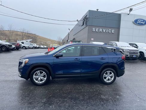 Used 2022 GMC Terrain SLE image 2