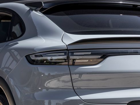 Certified 2022 Porsche Cayenne Turbo GT AWD/4WD image 14