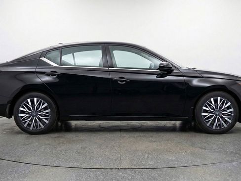 Used 2025 Nissan Altima 2.5 SV image 11