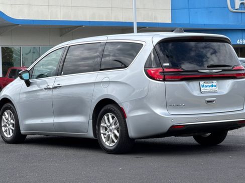 Used 2024 Chrysler Pacifica Touring-L FWD image 3