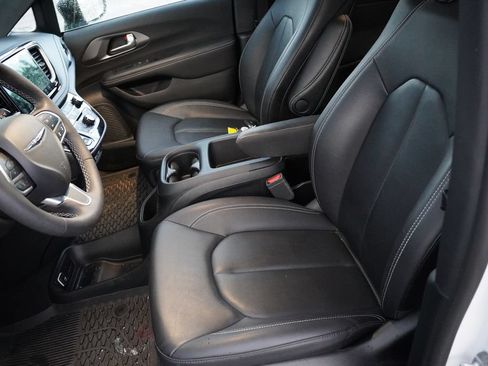 Used 2025 Chrysler Pacifica Select w/ Uconnect Theater Family Group AWD/4WD image 5