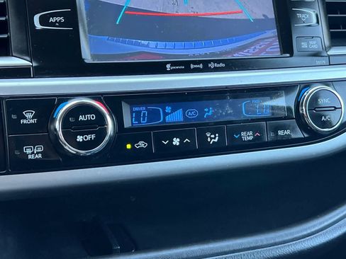 Used 2018 Toyota Highlander SE FWD image 25