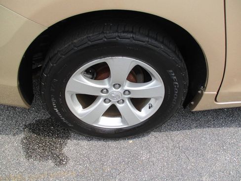 Used 2012 Toyota Sienna FWD image 27
