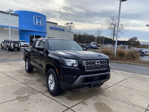 Used 2024 Nissan Frontier SV image 2