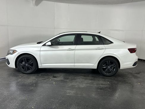 Used 2024 Volkswagen Jetta SE w/ Panoramic Sunroof Package image 5