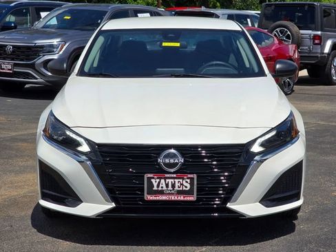 Used 2024 Nissan Altima 2.5 SV FWD image 2
