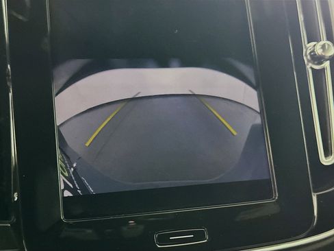 Used 2024 Volvo XC40 B5 Core image 23