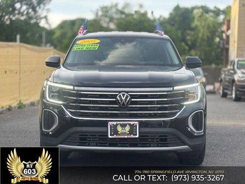 Used 2025 Volkswagen Atlas SE AWD/4WD image 3