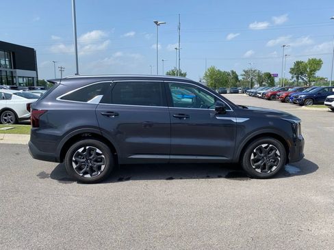 Certified 2025 Kia Sorento S w/ Panoramic Sunroof Package FWD image 8