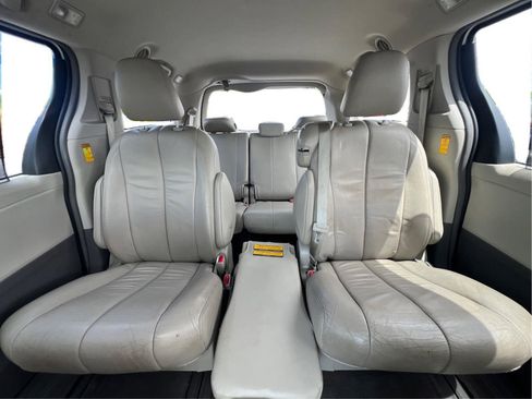 Used 2014 Toyota Sienna XLE w/ XLE Premium Package FWD image 15