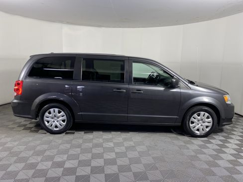 Used 2019 Dodge Grand Caravan SE w/ UConnect Hands-Free Group FWD image 4
