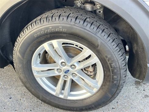 Used 2022 Ford Explorer XLT w/ Equipment Group 202A image 11