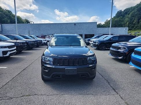 Used 2019 Jeep Grand Cherokee Laredo AWD/4WD image 2