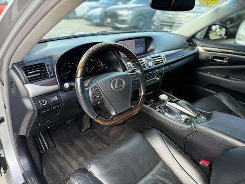Used 2014 Lexus LS 460 w/ Comfort Package RWD image 16