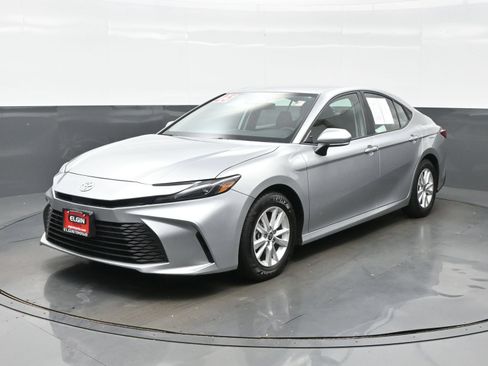 Used 2025 Toyota Camry LE FWD image 2