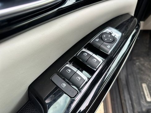 Used 2024 Kia Carnival EX image 12