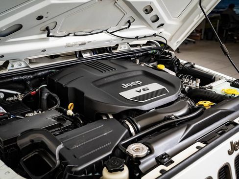 Used 2018 Jeep Wrangler Unlimited Sport image 32