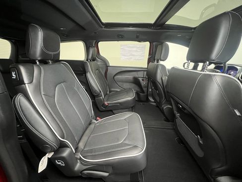 New 2026 Chrysler Pacifica Limited w/ S Appearance Package image 10