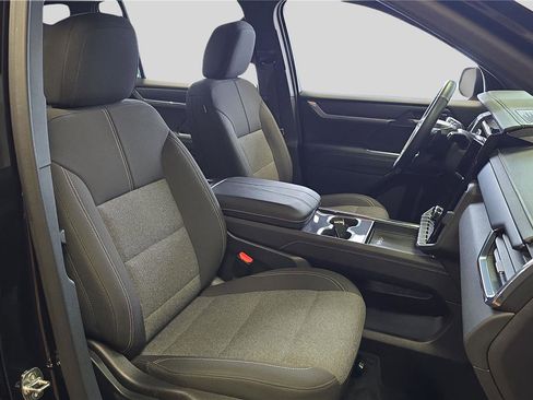 Used 2025 GMC Acadia Elevation image 12