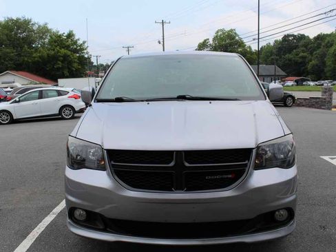 Used 2016 Dodge Grand Caravan SXT FWD image 2