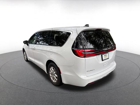 Used 2024 Chrysler Pacifica Touring-L FWD image 5