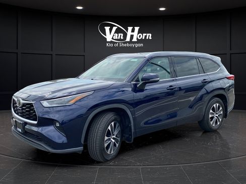 Used 2021 Toyota Highlander XLE FWD image 3