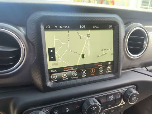 Used 2018 Jeep Wrangler Unlimited Sahara AWD/4WD image 18