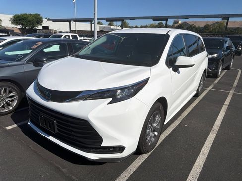 Used 2024 Toyota Sienna LE AWD/4WD image 4