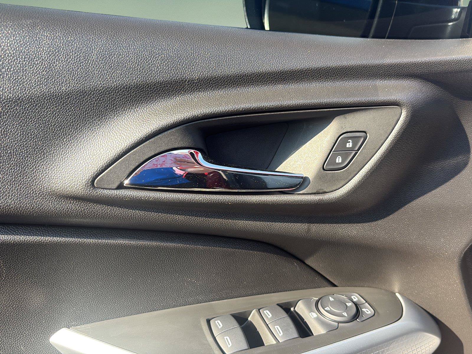 Used 2025 Chevrolet Trax RS FWD image 28