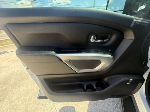 Used 2018 Nissan Titan PRO-4X w/ Pro-4x Convenience Package AWD/4WD image 11