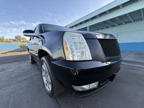 Used 2008 Cadillac Escalade AWD image 1