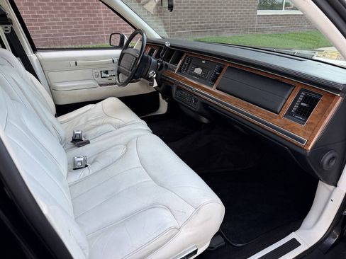 Used 1994 Lincoln Town Car Signature RWD image 25