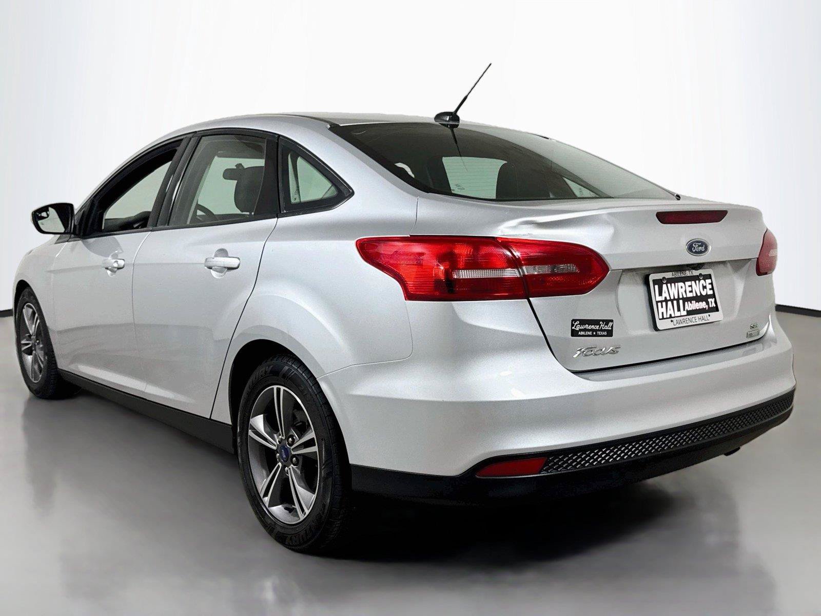 Used 2018 Ford Focus SE w/ SE Appearance Package FWD image 6
