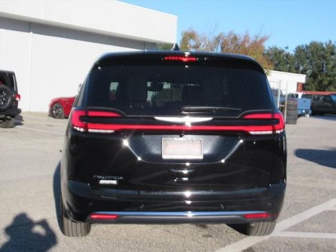 New 2026 Chrysler Pacifica Select image 5