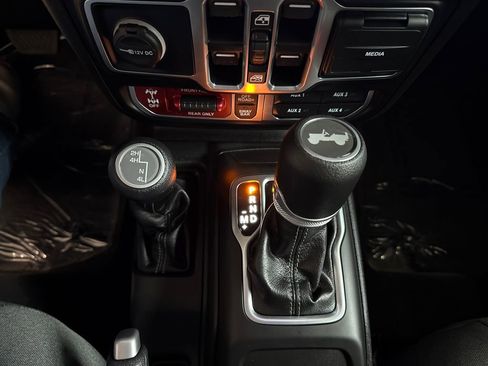 Used 2025 Jeep Wrangler Unlimited Rubicon image 15