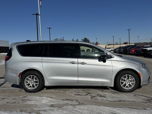 Used 2024 Chrysler Pacifica Touring-L image 35