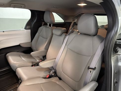 Used 2025 Toyota Sienna XLE FWD image 9