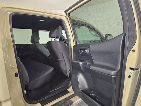 Used 2016 Toyota Tacoma TRD Off-Road w/ Towing Package image 15