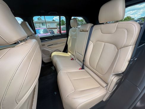 Used 2023 Jeep Grand Cherokee Limited w/ Luxury Tech Group II AWD/4WD image 25