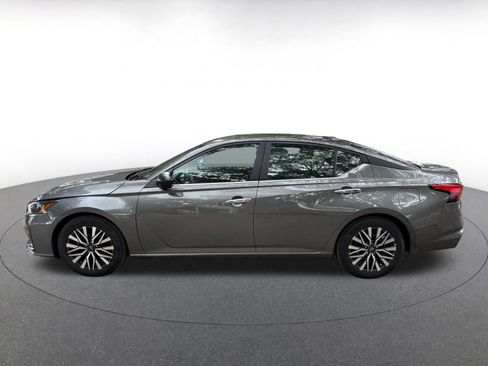 Used 2025 Nissan Altima 2.5 SV FWD image 8