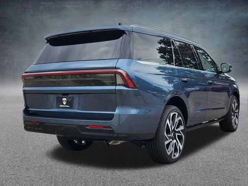 New 2027 Lincoln Navigator Reserve AWD/4WD image 7