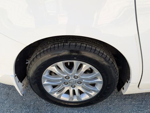 Used 2014 Toyota Sienna XLE image 6