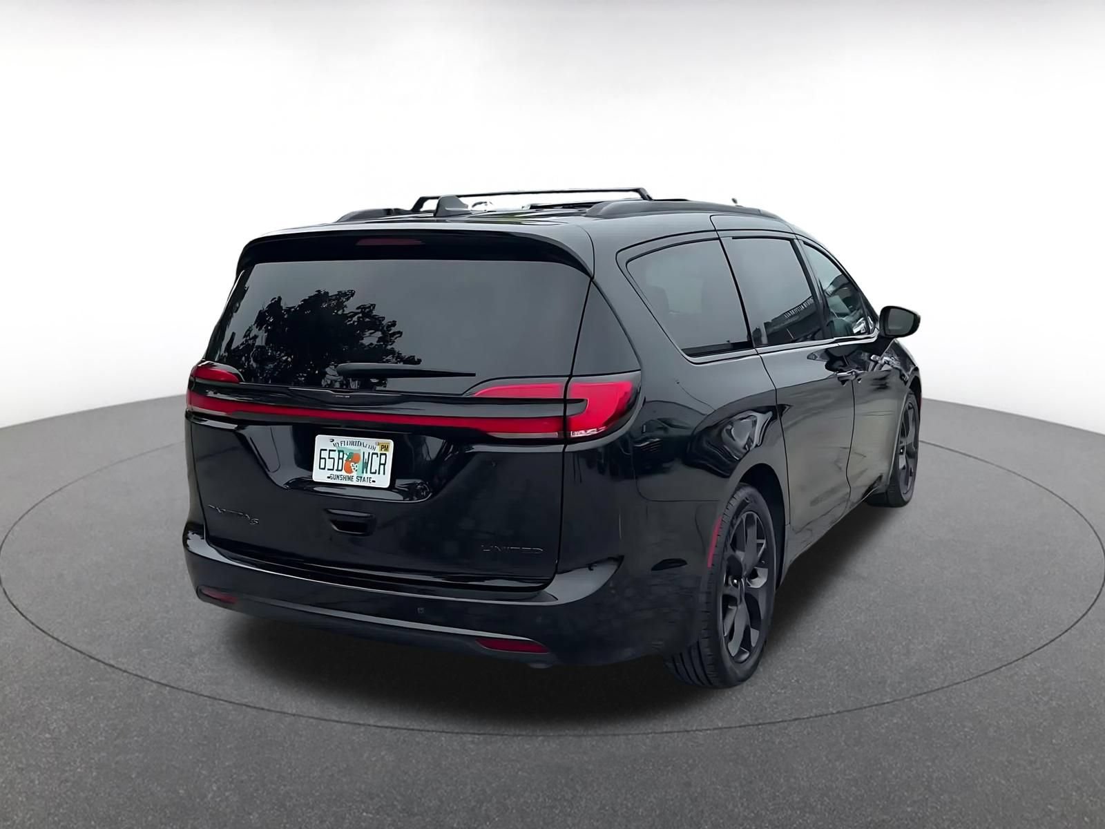 Used 2025 Chrysler Pacifica Limited FWD image 13