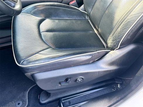 Used 2023 Chrysler Pacifica Limited w/ Uconnect Theater Family Group image 21