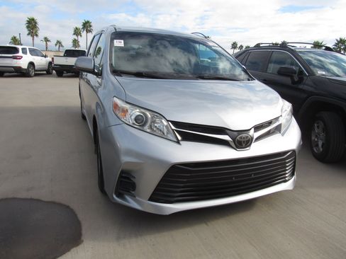 Used 2020 Toyota Sienna LE image 2